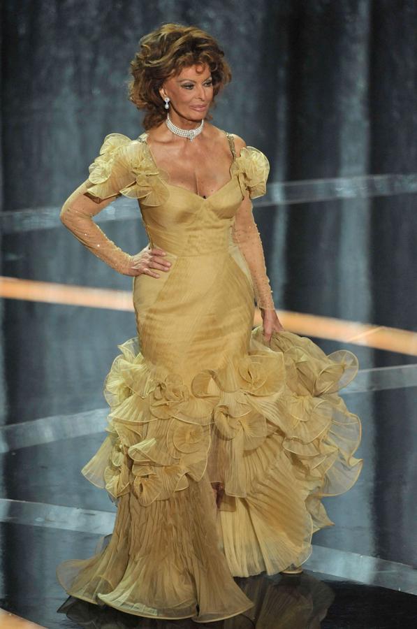 Era 2009 y Sofía Loren quiso derrochar estilo con más volantes en la fábrica de Ferrary.