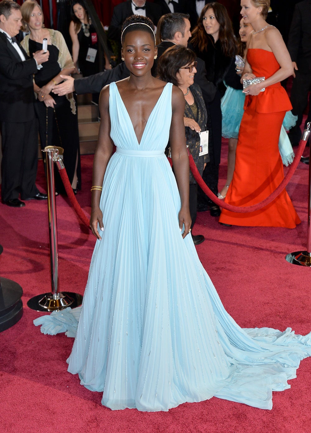 Lupita Nyongo roza la perfección absoluta con este vestido color celeste y escote de pico con el largo ideal.