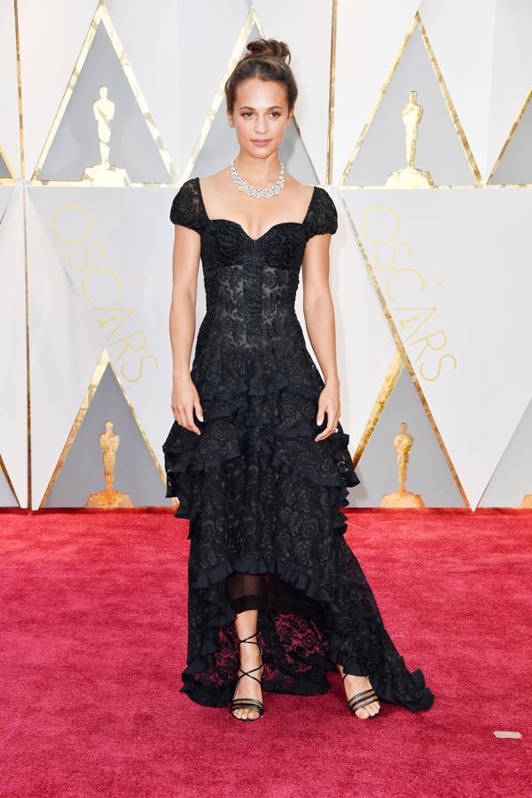 Ese mismo año, Alicia Vikander confió, una vez más, en el 'savoire faire' de Louis Vuitton que firma ese vestido negro asimétrico de encaje