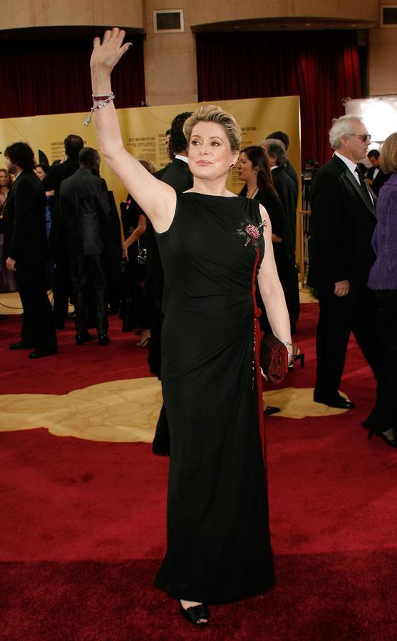 El vestido de Catherine Deneuve en 2007 combinaba el negro y el rojo.