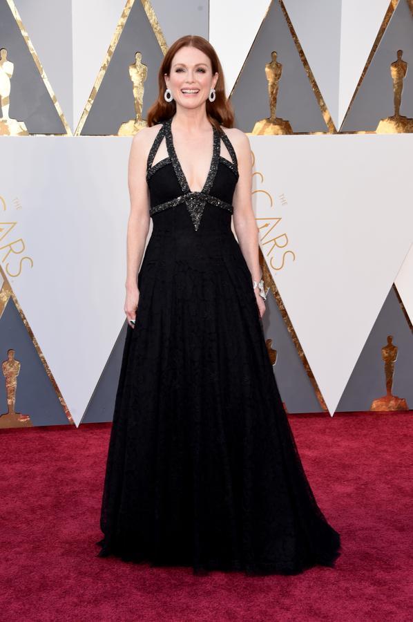 Y Julianne Moore hizo lo propio con un Chanel con mucho escote y brillantes.
