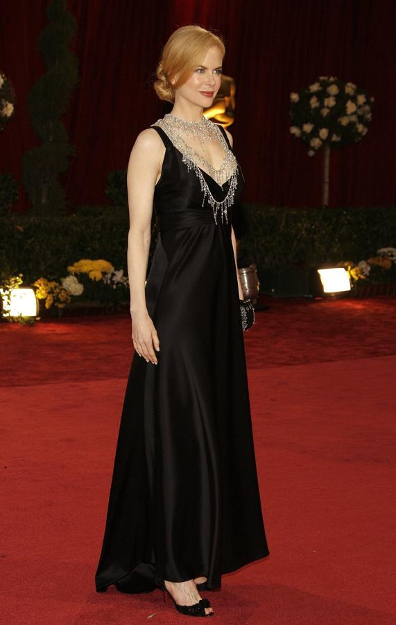 En 2008, Nicole Kidman confió en Balenciaga. La firma de origen español elaboró para ella un espectacular diseño con largo asimétrico y escote en uve.