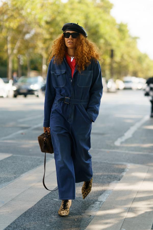 Mientras que Natasha Zinko lo llevó más holgado, con el cinturón menos marcado y botas 'animal print' que remató con una boina.
