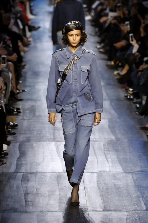 La ropa tan característica de albañiles, fontaneros y mecánicos está de moda. Maria Grazia Chiuri abrió la veda con su colección otoño invierno 2017 2018 para Dior.