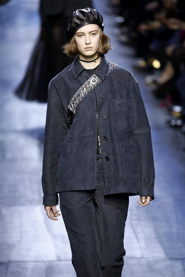 Para Chiuri, el azul marino es el color de los uniformes y de la igualdad