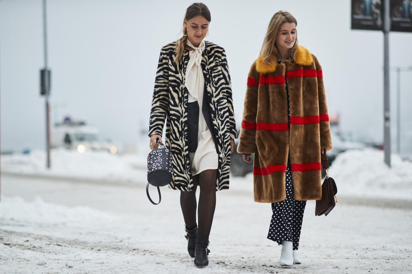 Los abrigos de pelo nos hacen retroceder hasta los años 90, cuando vivieron su último gran esplender. Son abrigados y elegantes, ¿cómo no nos van a encantar?