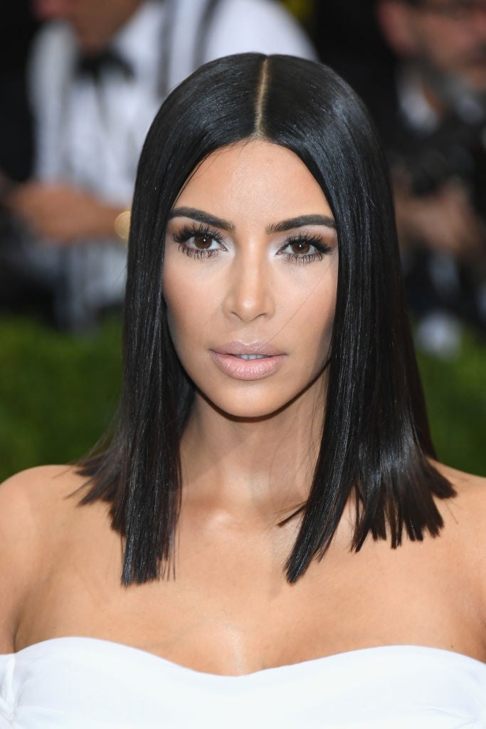 Kim Kardashian con long bob liso peinado con raya en el medio.