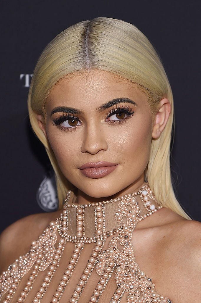 Kylie Jenner con el pelo liso, peinado con raya en el centro y muy pulido en las raíce.s