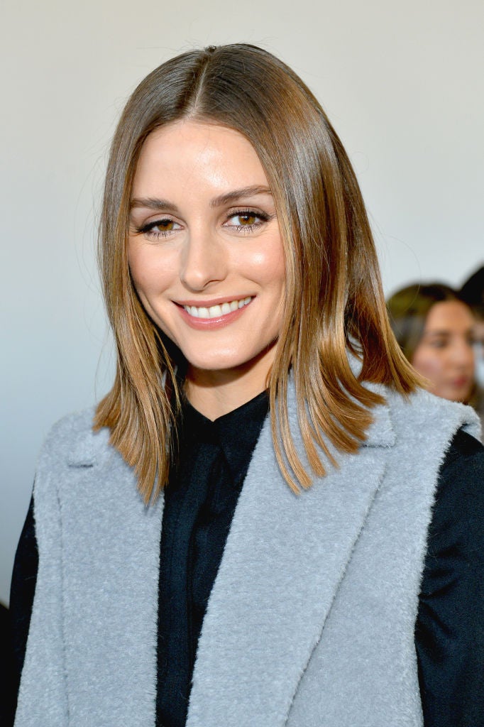 Olivia Palermo con long bob liso, peinado con raya en el medio, uno de los peinados tendencia entre las famosas esta temporada.