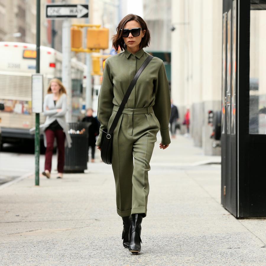 El mismo verde caqui que tiñe el dos piezas que hace unos días lució Victoria Beckham