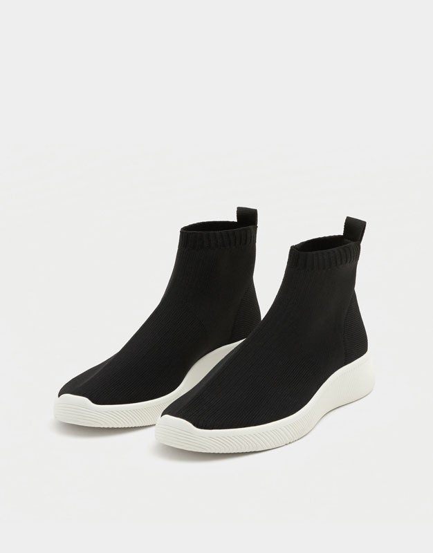Zapatillas de Pull & Bear. Precio: 35,99 euros.