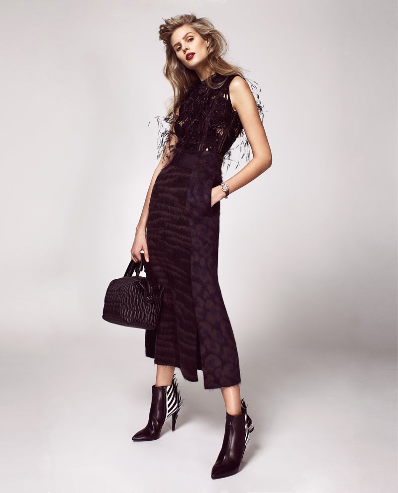 Top de Juan Vidal con falda de Salvatore Ferragamo. Bolso de Furla y botines de Patrizia Pepe. El reloj es de Bulgari.