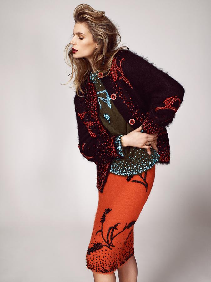 Total look de suéter, falda, chaqueta y zapatos de Prada. Las joyas son de Suarez.