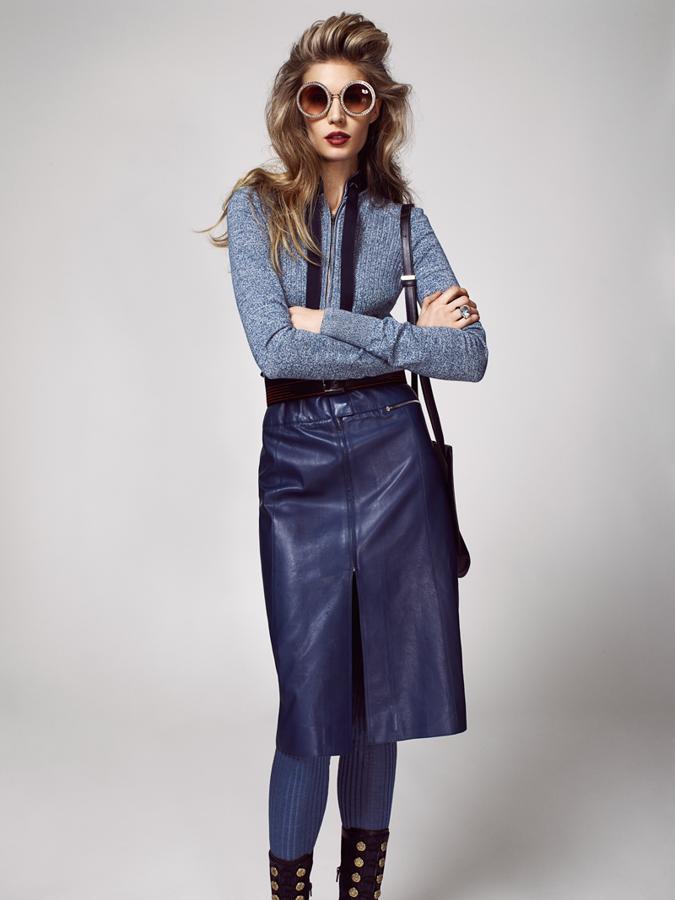 Vestido con falda de cuero, de Hermès, que también firma el fajín, el bolso y las medias. Las botas son de Christian Louboutin; el anillo de Tous; y las gafas, de Dolce & Gabbana.