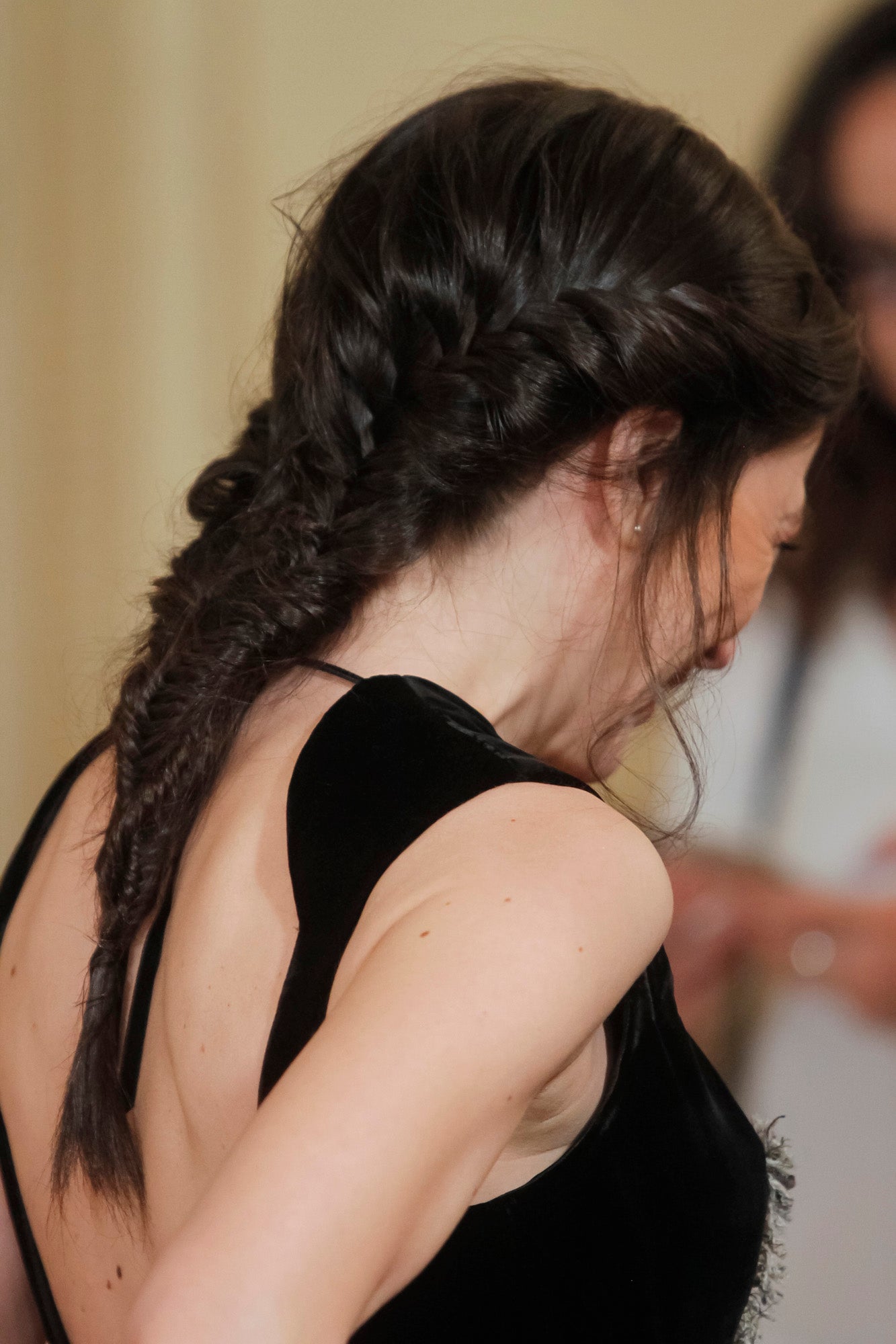 ¡La trenza de toda la vida! Ruth Núñez decidió que este sería su peinado para los Premios Mujerhoy. Ha mezclado trenza de cabos con trenza de espigas. ¡Acierto!