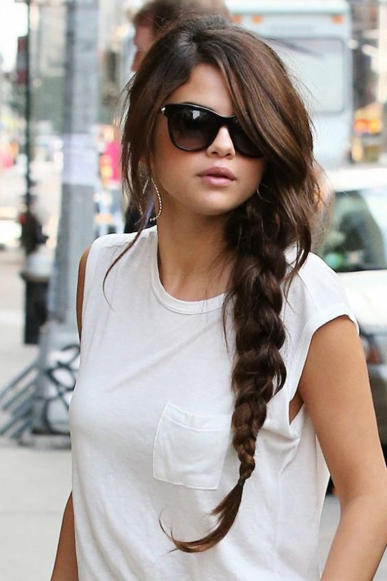 La cantante Selena Gomez lleva la trenza de lado y muy despeinada, un look beauty que en muchas ocasiones nos da un toque más informal, y eso nos gusta.