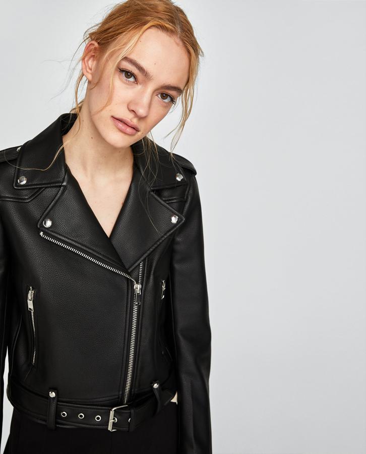 Cazadora biker efecto piel de Zara: 39,95 euros.