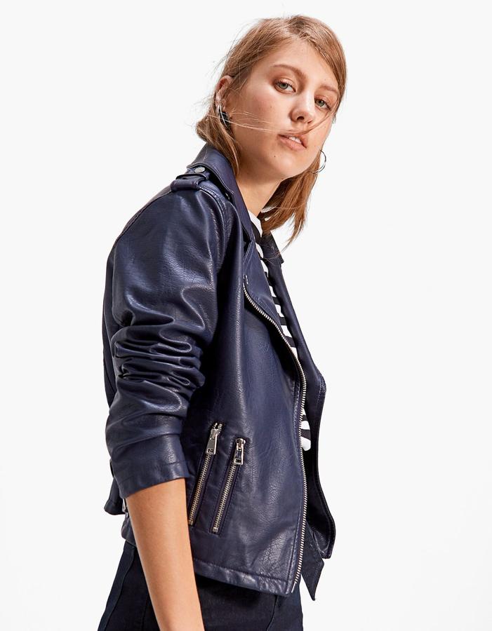Chaqueta biker efecto piel de Stradivarius: 29,99 euros.