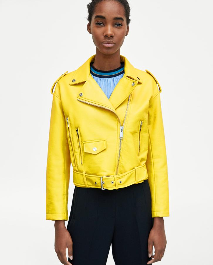 Chaqueta biker efecto piel de Zara: 39,95 euros.