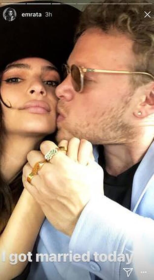 Emily Ratajkowski anunciaba, con esta instantánea en su 'stories', su boda sorpresa.