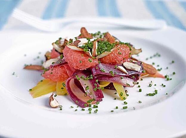 Así emplatamos nuestra ensalada de pomelo, zanahorias y almendras.