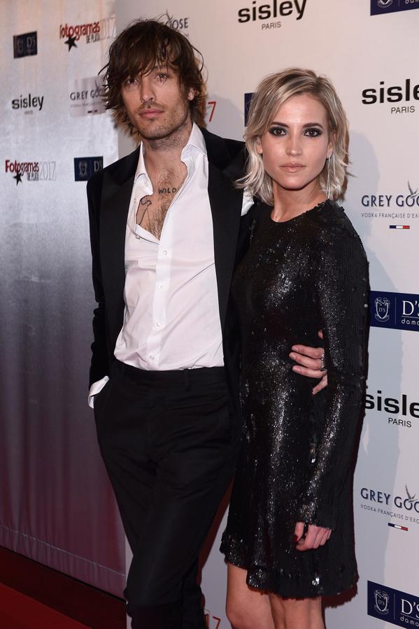 Ana Fernández posa con su novio, Adrián Roma, en los Premios Fotogramas de Plata.