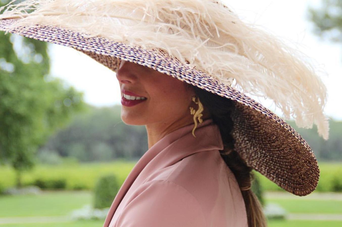 Lovely Room Studio tiene tienda física en San Roque, Cádiz, pero venden sus tocados, pamelas y pendientes a través de su cuenta de Instagram, su escaparate al mundo