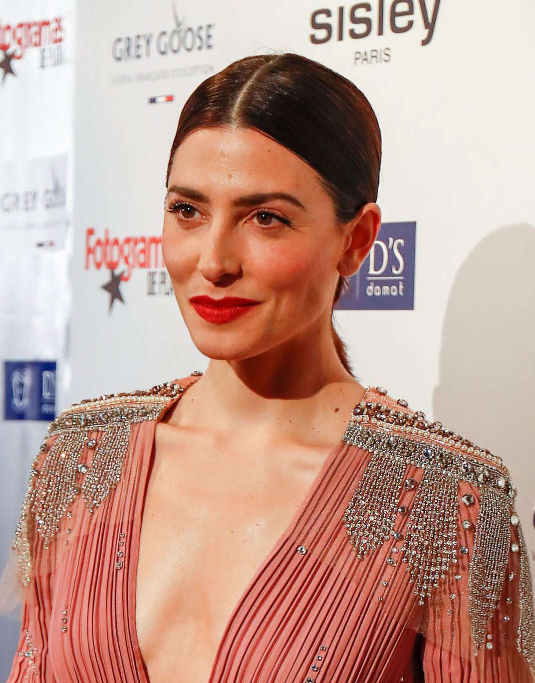 Bárbara Lennie también recogió su melena en una coleta pulida con raya en el medio. En su maquillaje destacaron sus labios rojos mates que combinó con un 'no makeup' look.