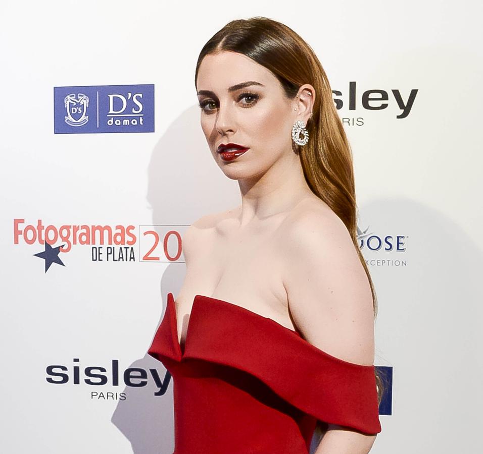 Blanca Suárez lució melena XXL con extensiones de clip de Extensionmania, peinada con raya en el medio y ondas al agua de medios a puntas, y labios rojos con acabado charol.