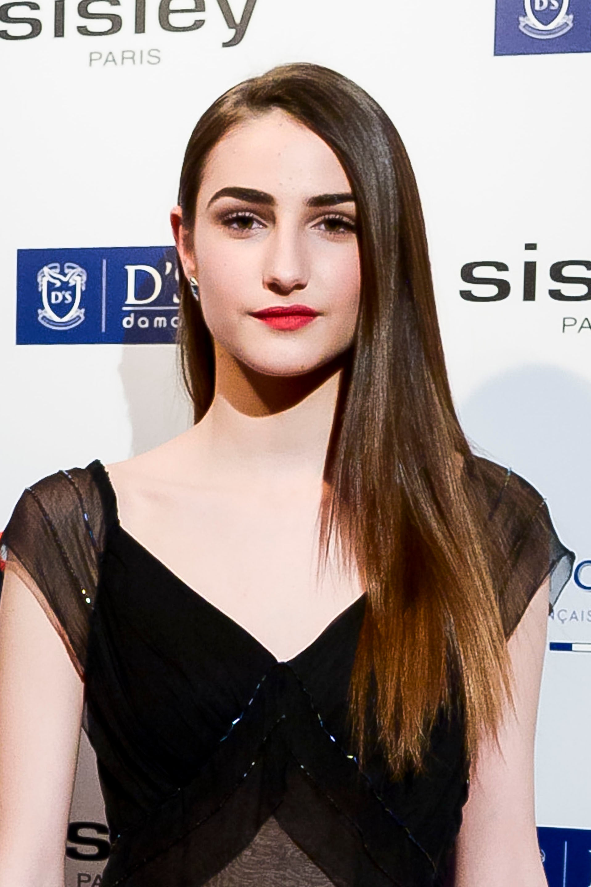 Sandra Escacena con melena larga muy lisa y un maquillaje muy favorecedor en el que destacaban sus labios rojos.