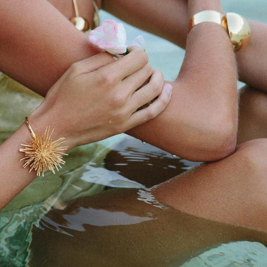 Pendientes en forma de langosta, pulseras que recuerdan a herizos, las joyas de Helena Nicolau, que puedes comprar en helenanicolau.com, son originales sin perder la elegancia