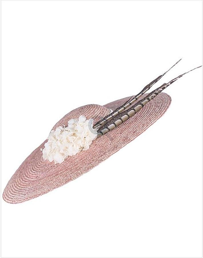 Pamela de paja rosa con plumas de faisan y flores preservadas de Colorette. Es ideal para eventos de mañana como bodas o bautizos.