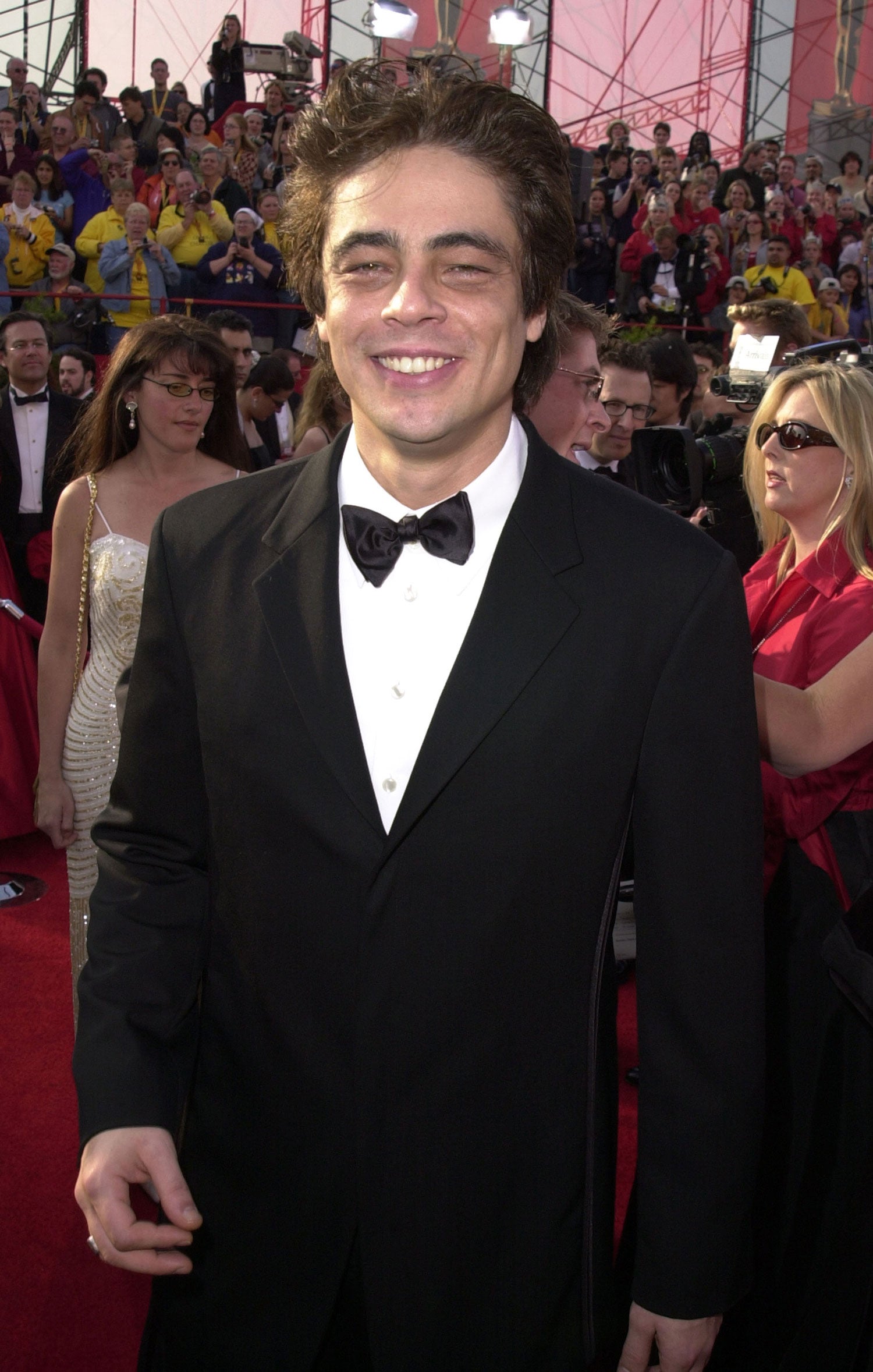 Si Benicio del Toro ya tiene los ojos rasgados, cuando sonríe más aún. Eso le hace tener una sonrisa con mucho encanto.