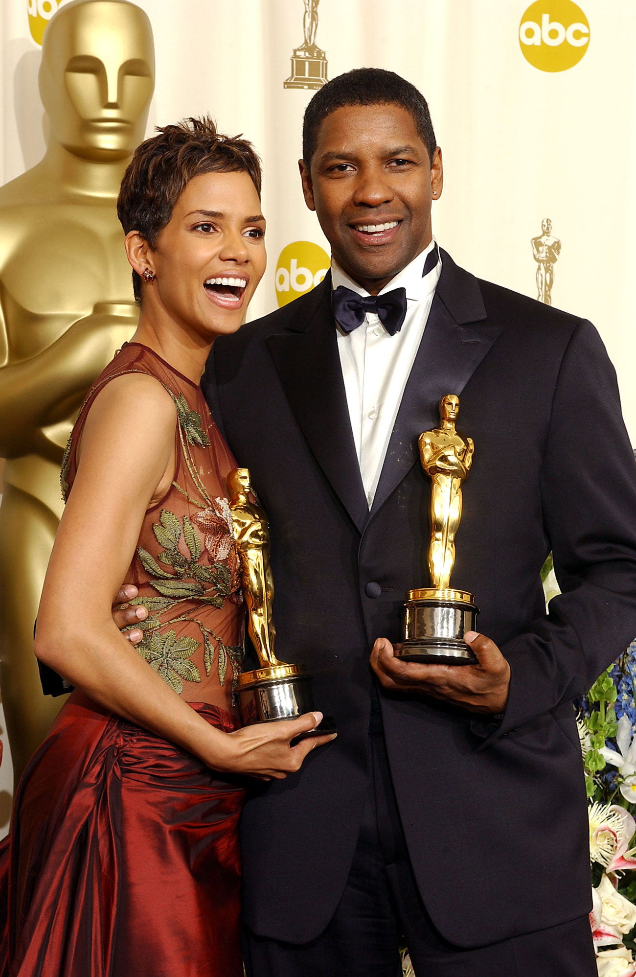 Un dúo genial de sonrisas el de Halle Berry y Denzel Washington. Ambos ganaros el Oscar a Mejor Actriz y Actor en el año 2002.