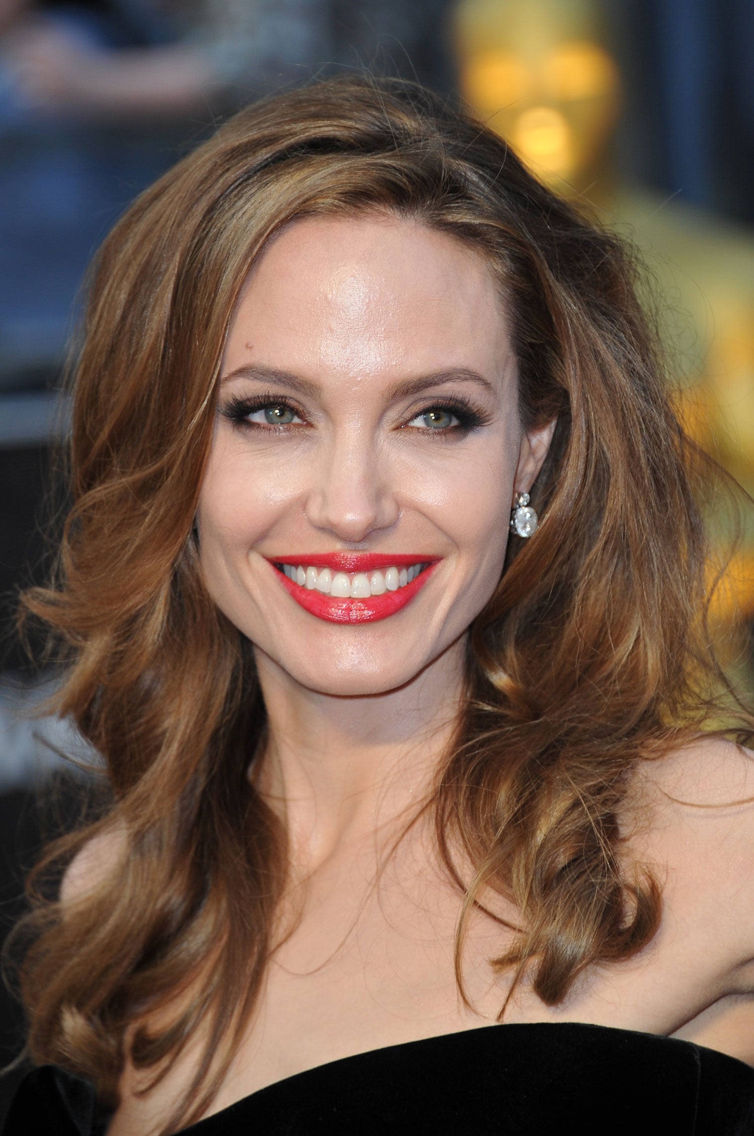 Para gustos los colores sí, pero nadie puede negarnos que la sonrisa de Angelina Jolie es perfecta. En los Premios Oscar de 2012 decidió combinarla con un intenso color rojo.