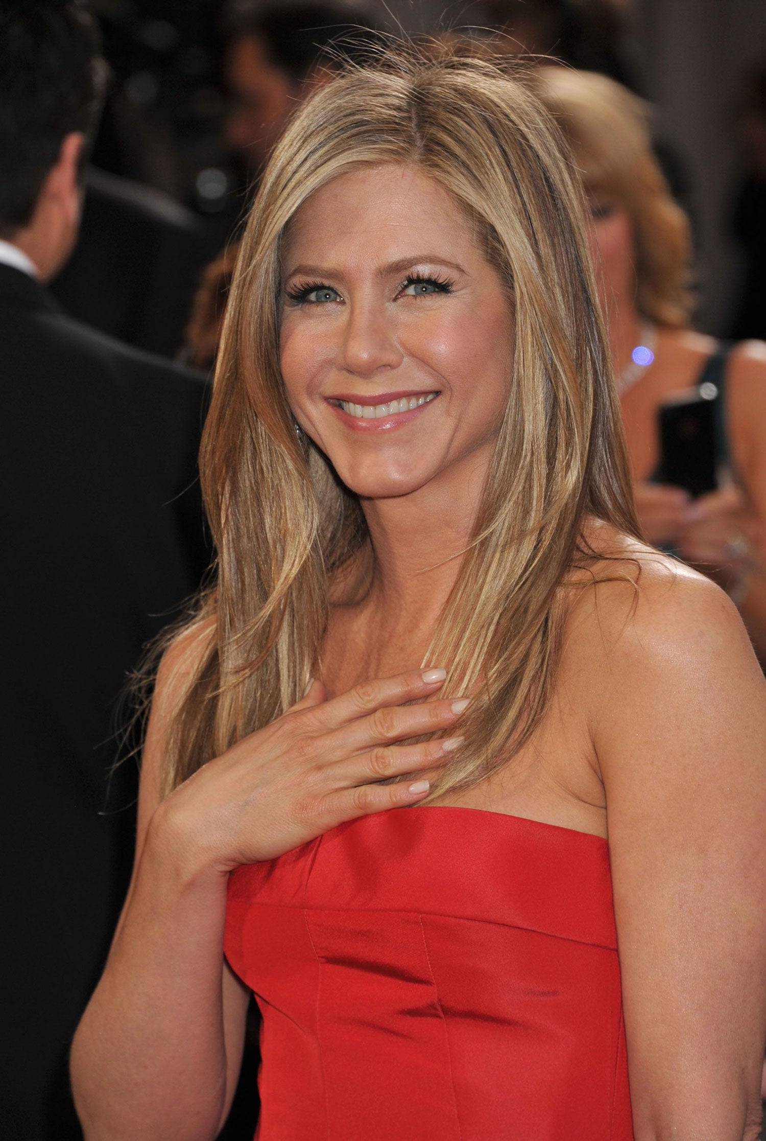 A Jennifer Aniston le encanta sonreír allá por donde va. Le sienta muy bien y así fue capturada en los Premios Oscar 2013.