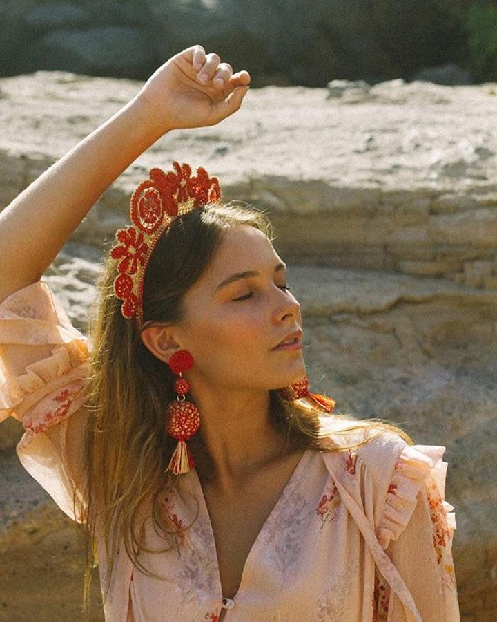 Si quieres que te miren, tienes que coronar tu look con una de las originales diademas verticales de Verbena Madrid, que vende en su web y también alquila.