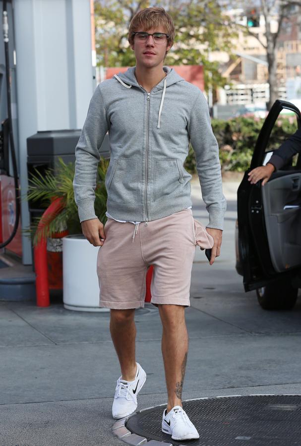 Y luego luego sorprende con los bolsillos por fuera. ¿Querrá crear tendencia? Así va a acabar sin plumas y cacareando