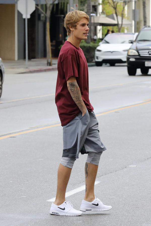 Entendemos que para hacer deporte hay que ir cómodo, lo que nos resulta más complicado de asimilar es por qué Justin Bieber se pone mallas debajo de las bermudas. ¡Menuda sudada!
