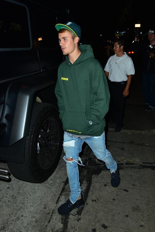 Los 'ripped jeans' son uno de los 'must have' de cualquier chico, lo que es menos común es llevar la ropa sucia. ¿Has visto la mancha en la camiseta?