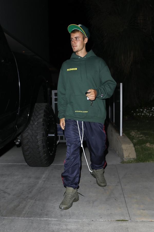 Que el azul y el verde no combinan, qué más da, si es Justin Bieber y se puede poner cualquier cosa. ¡Ni a tirar la basura irías tú así!