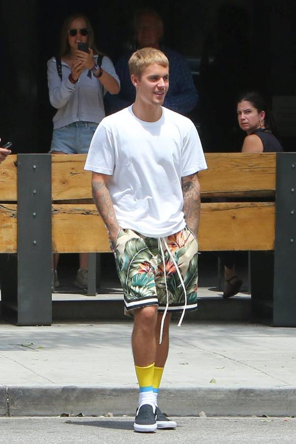 ¿Lo que quita el frío quita el calor? Al ver este look de Justin Bieber es lo que se nos viene a la cabeza. Esos calcetines tienen pinta de cocer los pies ¡y las piernas!