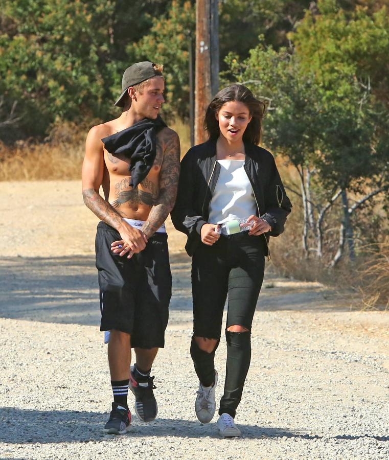 Para Justin Bieber cualquier excusa es buena para no llevar camiseta, y más si va con una chica al lado ante quien presumir de vientre de acero