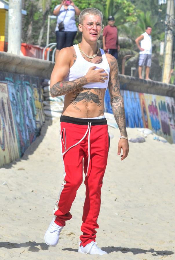 Sin embargo, otros días parece que le ha pedido prestado el crop top a alguna de sus conquitas. Muy propio todo ese outfit para pasear por la playa