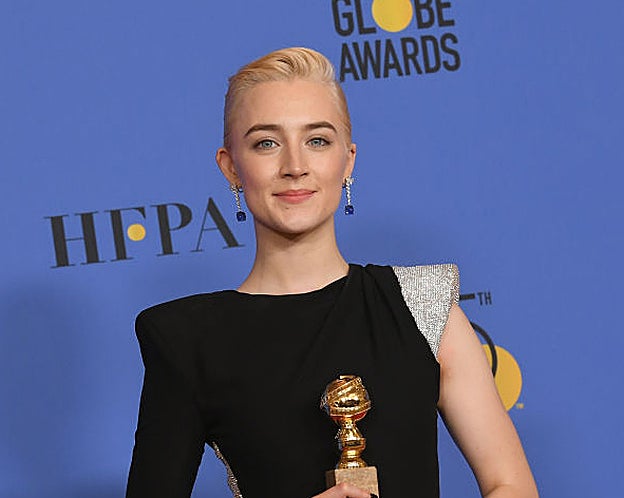 Saoirse Ronan con recogido wet en los Globos de Oro 2018.