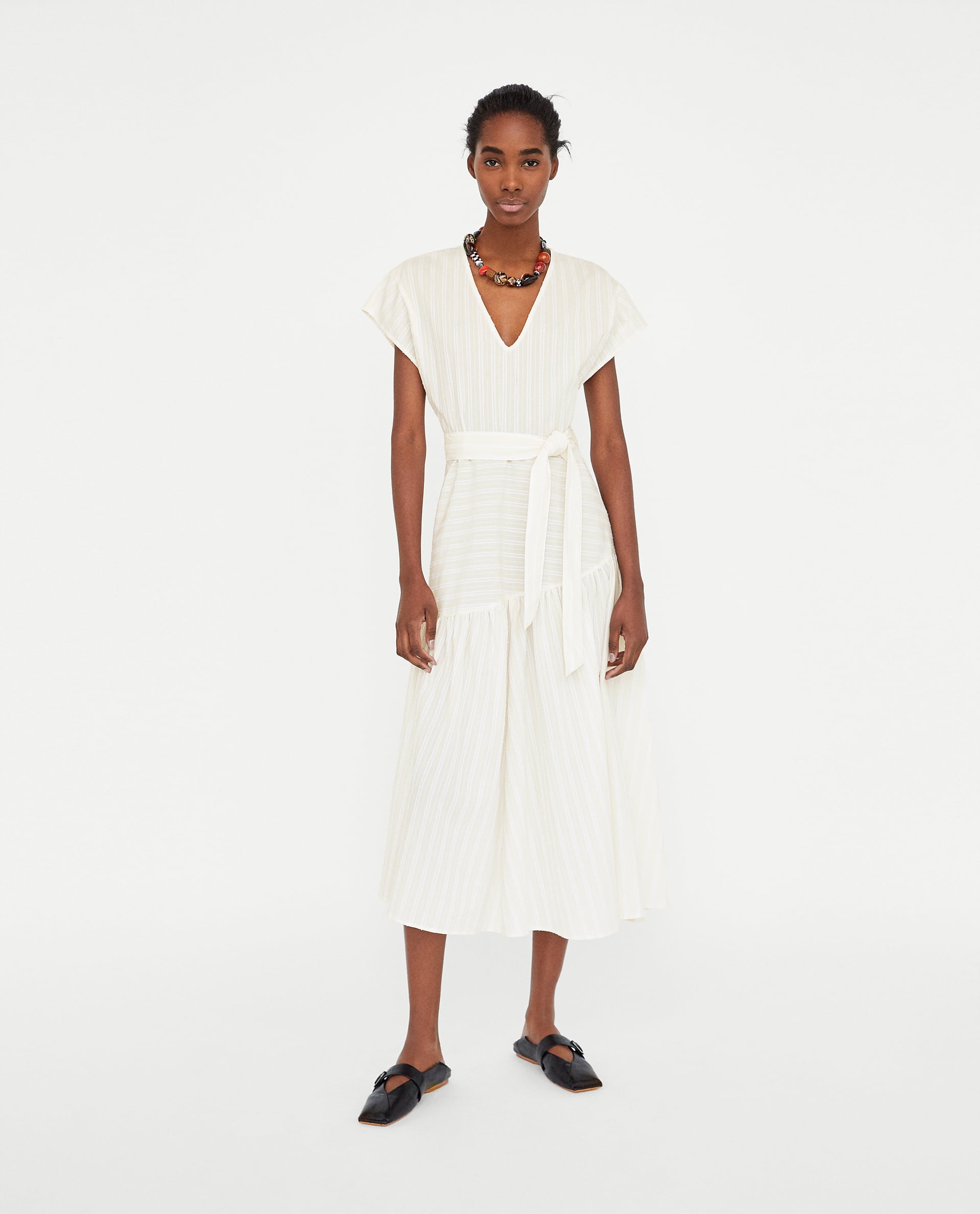 Vestido midi con cinturón de Zara. Precio: 39,95 euros.