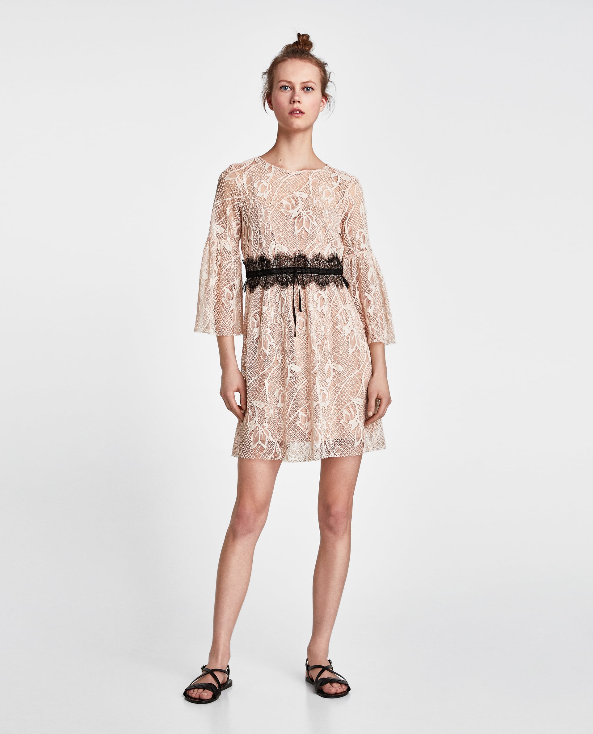 Vestido de encaje blanco con forro nude y fajín negro de Zara. Precio: 39,95 euros.