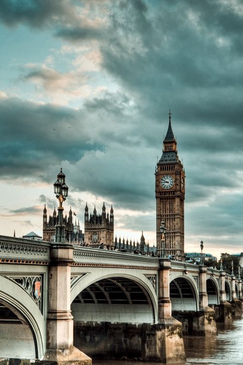 Londres, con sus autobuses rojos y su Big Ben, lugar donde numerosos cineastas han rodado películas. Algunas son: 'Harry Potter', '101 Dálmatas' y 'Love Actually'.