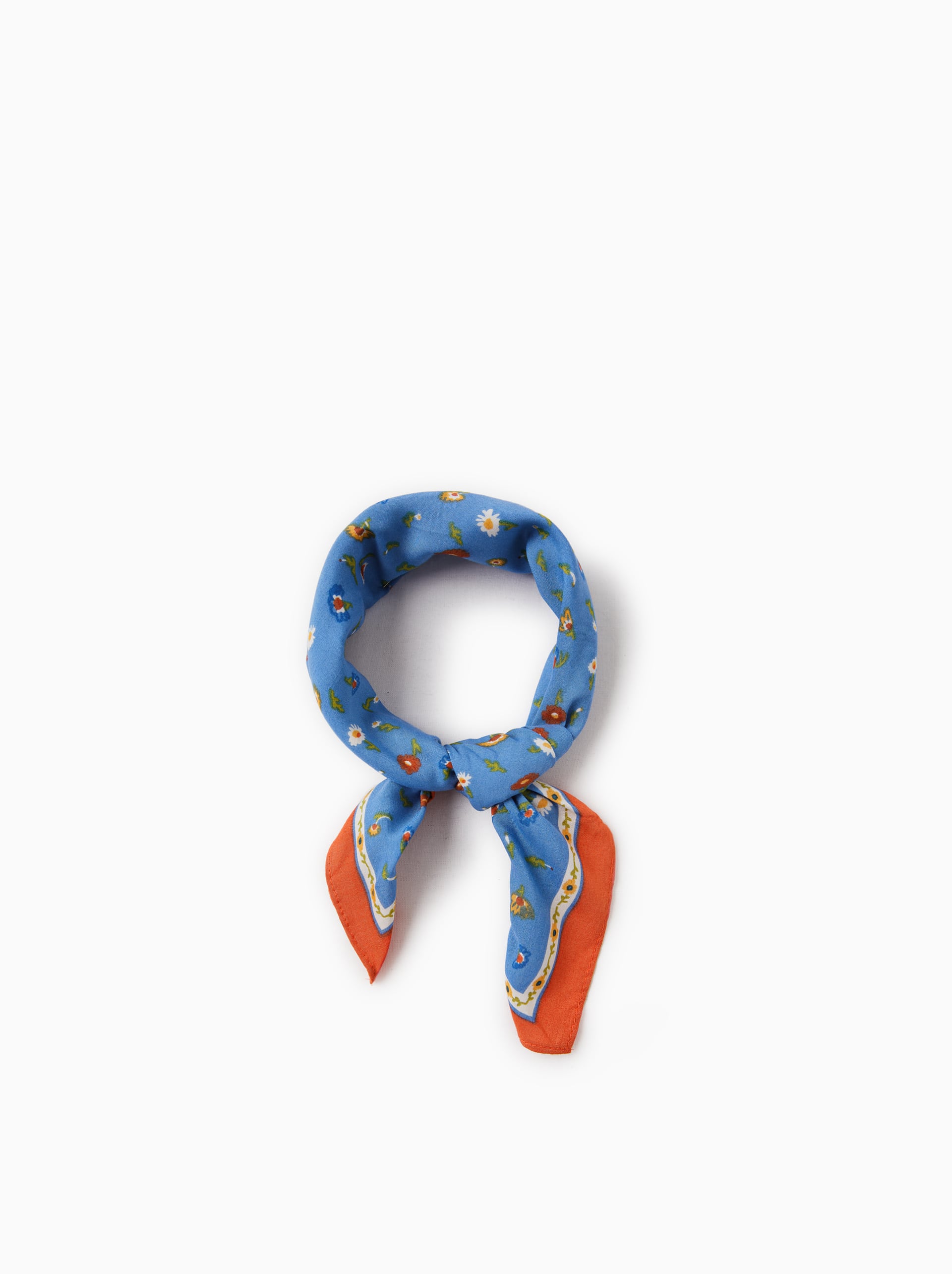 Pañuelo de flores de Zara Kids: 6,95 euros.