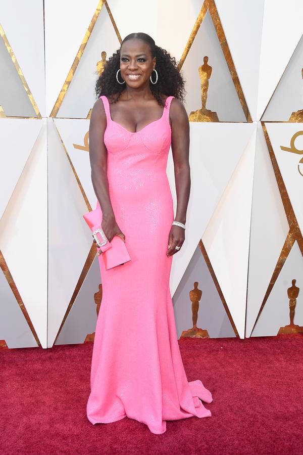 Viola Davis estaba radiante con un vestido fucsia, un color con el que está muy favorecida, de Michael Kors.